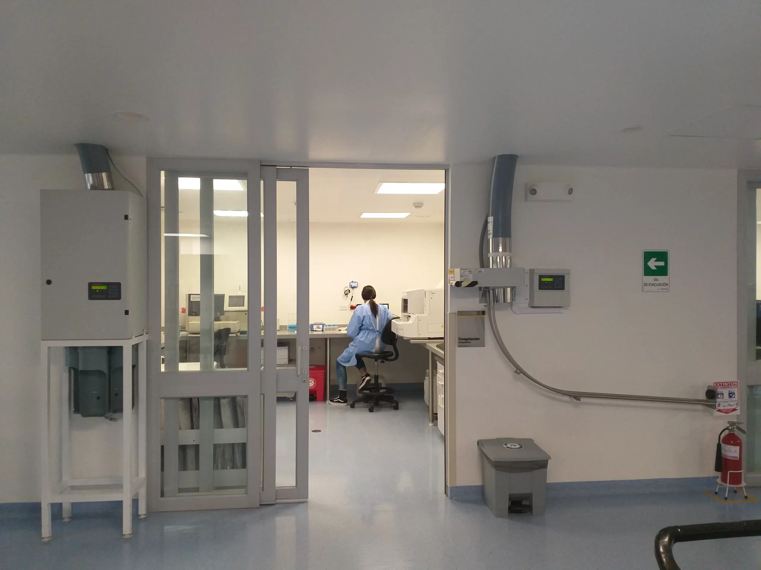 laboratorio clinico con estaciones de sistema de correo neumatico