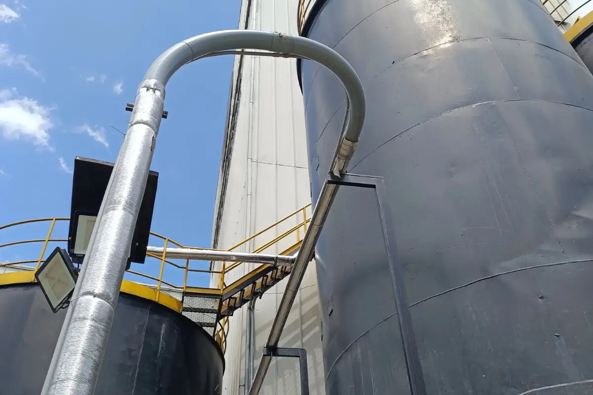 Tubería instalada en planta industrial